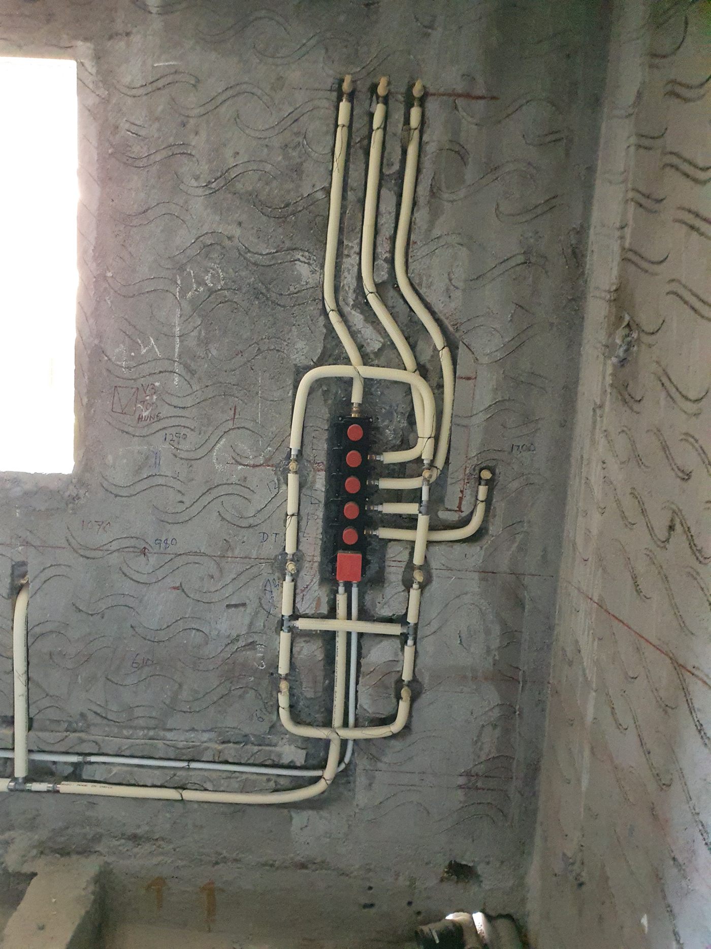 Concealed manifold set out in the wall chase before closing